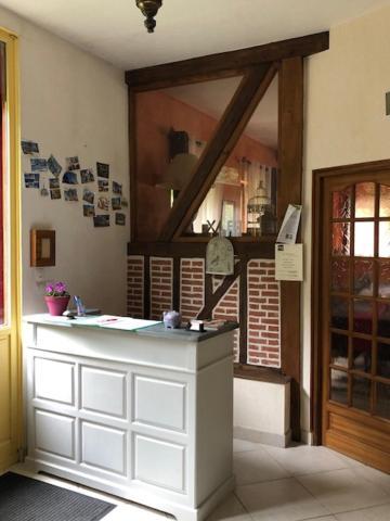 Les Trois Cornets Hotel Saint-Ouen-des-Champs Bagian luar foto
